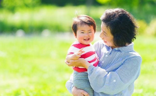 「ママに食べさせてもらえないのね」義母が娘に甘いものを与えたがり…