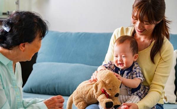 義母の「娘孫と嫁孫に対する接し方の違い」が気になって…【体験談】