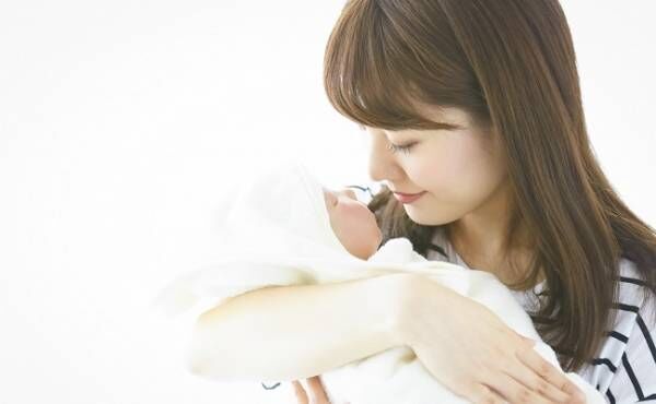 新生児を抱くママのイメージ