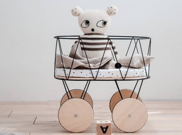 おしゃれでかわいい♡ SNSでも話題のモノトーンの木製手押し車