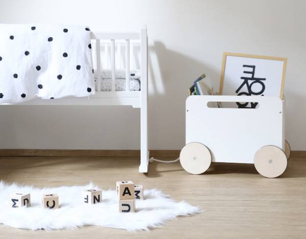 おしゃれでかわいい♡ SNSでも話題のモノトーンの木製手押し車