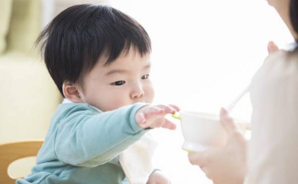 遊ばないで食べる練習も必要？ ママの疑問に管理栄養士がアドバイス！