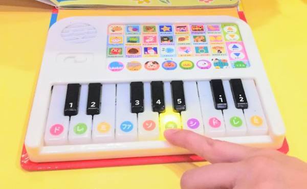 生後5カ月の娘も夢中♡ 買って大正解だった、ピカピカ光る絵本はコレ！