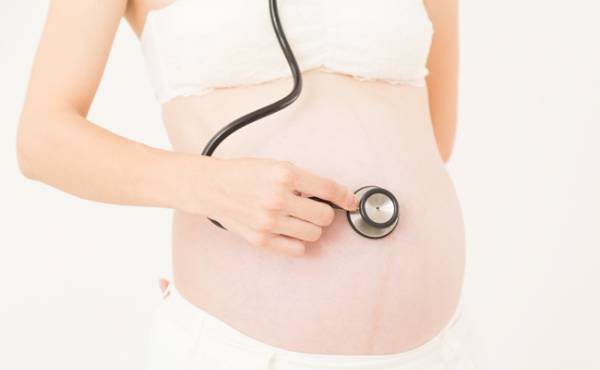 妊娠中、おなかが常にパンパンに張っている感覚…「羊水過多症」かも？