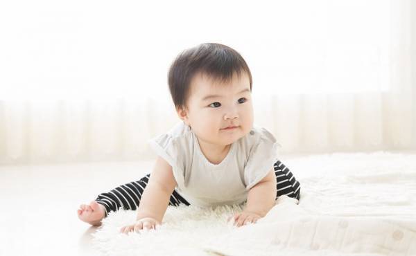 ハイハイしないのは異常なの？ シャフリングベビーと向き合った体験談