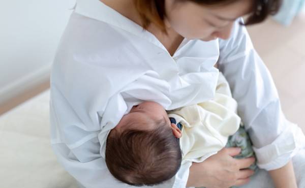 春から仕事復帰で保育園に預けるけど母乳はやめる？それとも続ける？