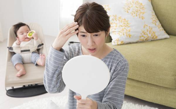 産後の抜け毛がひどい…いつまで続くの？出産後脱毛症について医師が解説