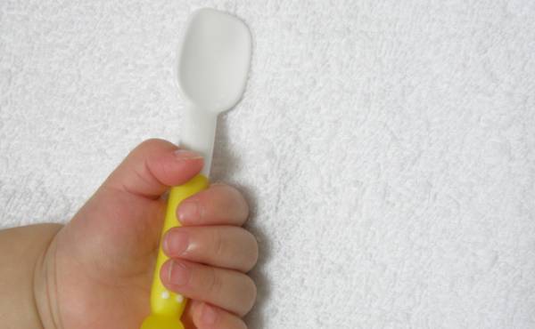 意外と知らなかった！こんなに変わるの！？月齢別スプーンの使い方とコツ