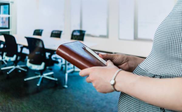 【速報】職場での配慮に関する要請も！妊婦向けコロナ対策を厚労省が公表