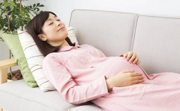 仰臥位低血圧症候群が怖い…仰向けに寝ていても大丈夫？【助産師に相談】