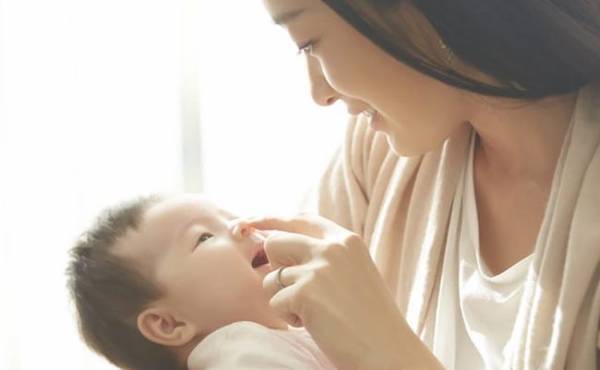 どうして笑っているの？新生児微笑と社会的微笑の違いは？ 助産師が回答