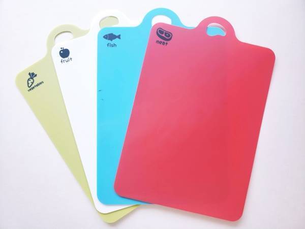 【3COINS】食べ物をカットする機会が多いママに！4枚セットのまな板♪