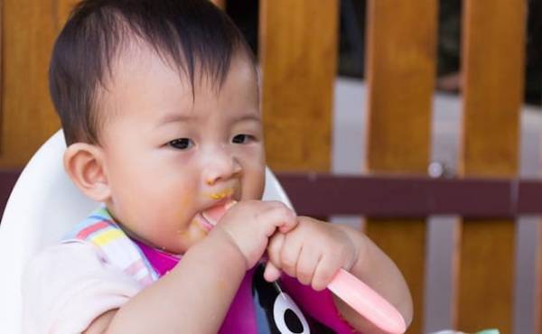 スプーンを持たせたままでいい？ ママの疑問に管理栄養士が回答！