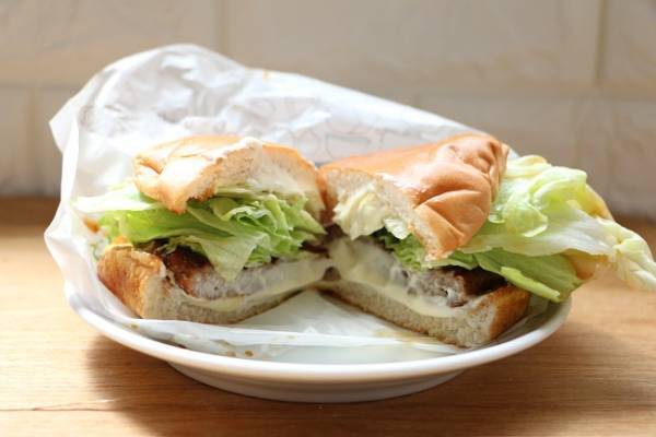 【モスバーガー】毎年200万食以上売れる大人気商品って？実食すると…