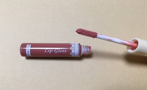 ダイソーのリップグロス、アラフォーにも似合ってコスパ良し！【体験談】