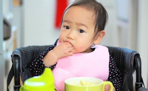 赤ちゃんが手づかみ食べを嫌がる！ どうすればいいの？【保育士】