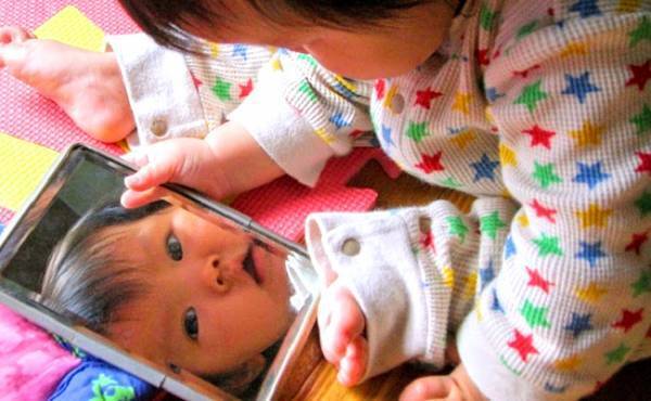 赤ちゃんが夢中になったのはコレ！お家でできる「不思議を感じる遊び」