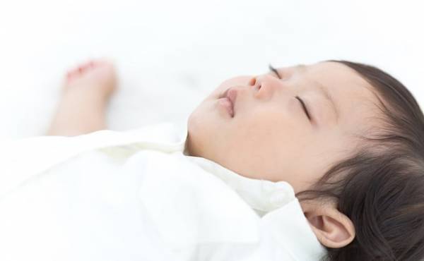 「まとめて寝てくれない…」保育園でのお昼寝が短いわが子【体験談】