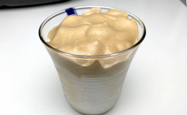 【100均】話題のドリンクも2分！？メレンゲ用泡立て器が天才すぎた