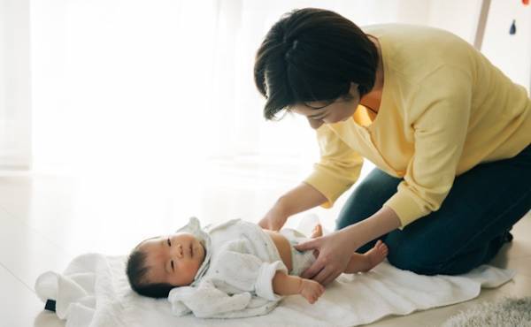 ぐっとラクになる！ゆるゆるうんちが漏れないおむつ替えのコツ【ラクに楽しく♪特集】