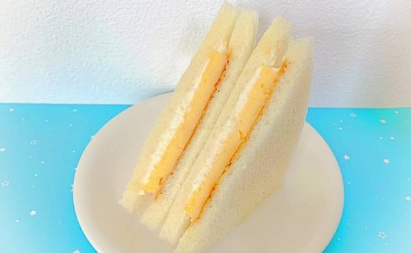 【ローソン】SNSで話題！インパクト大のプリンサンドが濃厚で激ウマ