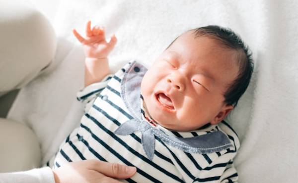 赤ちゃんの寝かしつけ、こうしたらうまくいく！保育士の背中スイッチ対策【ラクに楽しく♪特集】