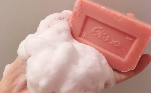 【ダイソー】人気すぎて再販！「ニキビに効く」と話題のフランス産石鹸