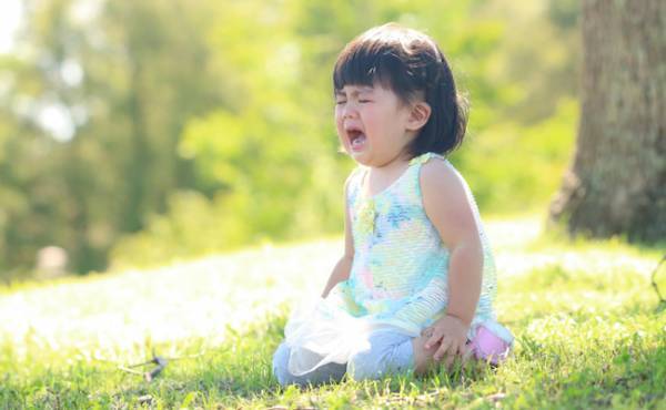 外でひっくり返って大暴れ…！イヤイヤ星人のかわしワザ【お出かけ編】