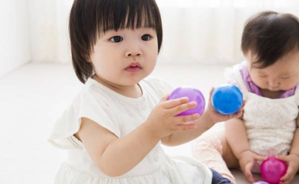 五感を刺激して発達も促す！雨の日に0歳からできるおうち遊び5選