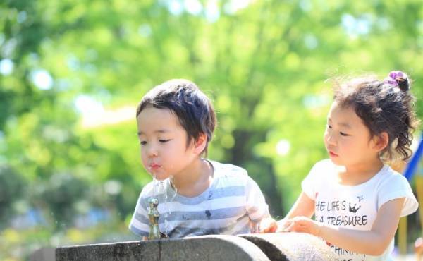 屋内屋外関係なし！夏に起こしやすい子どもの熱中症の予防策と対策！