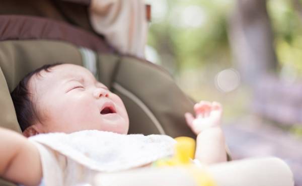 実はこんなに暑くて危険！夏の「ベビーカー熱中症」にご用心！【3児ママ小児科医のラクになる育児】