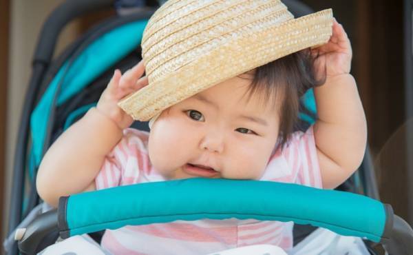 実はこんなに暑くて危険！夏の「ベビーカー熱中症」にご用心！【3児ママ小児科医のラクになる育児】