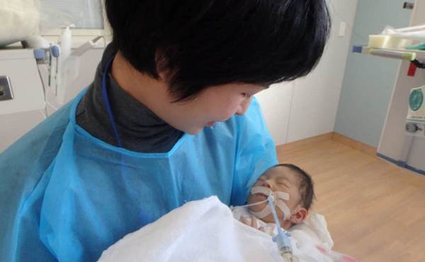 生後1カ月で初めての抱っこ。息子の重さと温もりに生命力を感じた日