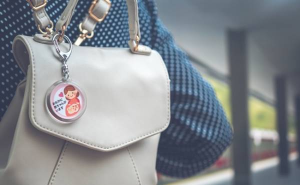 妊娠中、混み合う電車へ。優先席の前に立つ私に女子高生が…！【体験談】