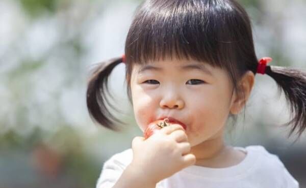トマトを食べる子ども