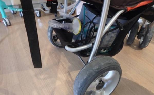 横隔膜ヘルニアの息子と移動練習。普通のベビーカーに人工呼吸器は載る？