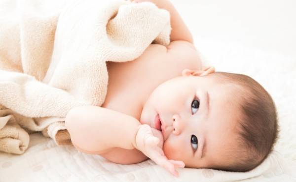 子どもの指しゃぶりは何歳まで？やめさせたほうがいい理由も医師が解説！