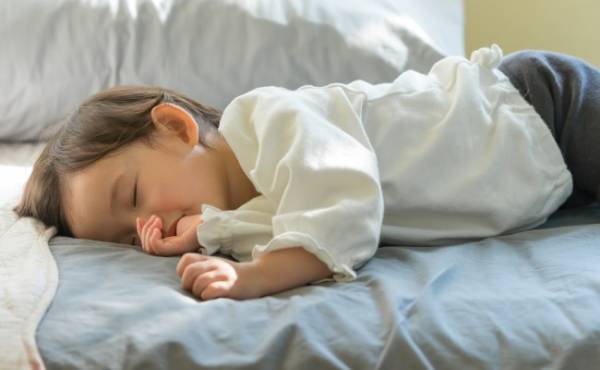 子どもの指しゃぶりは何歳まで？やめさせたほうがいい理由も医師が解説！