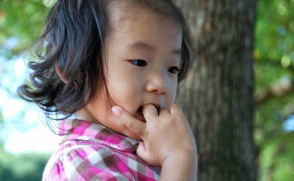 子どもの指しゃぶりは何歳まで？やめさせたほうがいい理由も医師が解説！