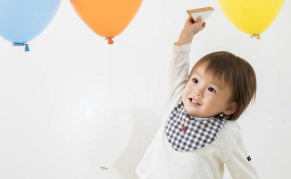 怒ると逆効果！？赤ちゃんが物を投げる理由と対処法を専門家が教えます！