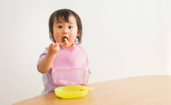 「これはあって便利だった！」離乳食が始まったら役立つ食事グッズ3選