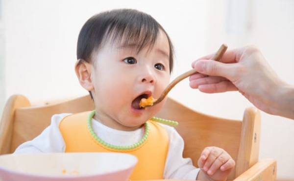 素材そのものの味を楽しむ娘。そろそろ離乳食に味付けしたほうがいい？