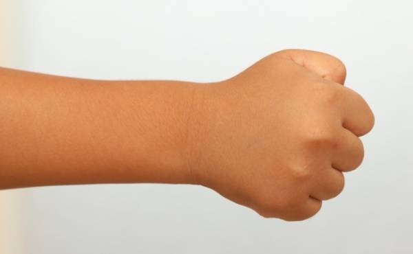 親や友達をたたく、噛むなど攻撃的になってしまう子どもへのサポート方法