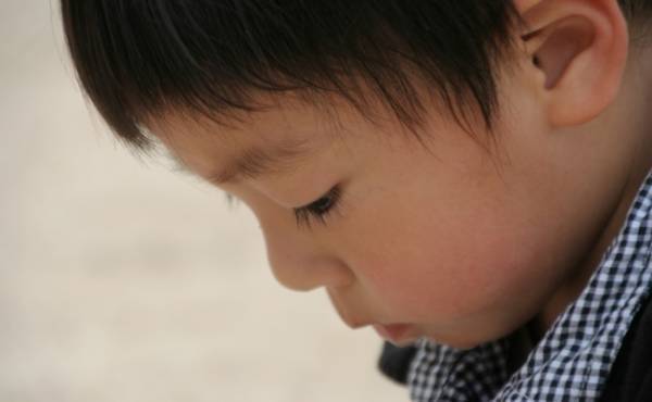 親や友達をたたく、噛むなど攻撃的になってしまう子どもへのサポート方法