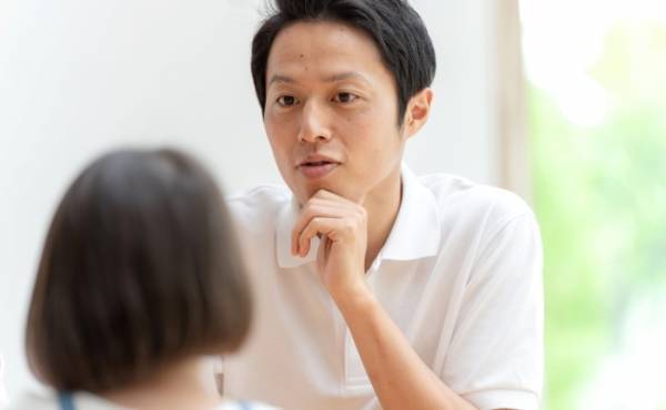 親や友達をたたく、噛むなど攻撃的になってしまう子どもへのサポート方法