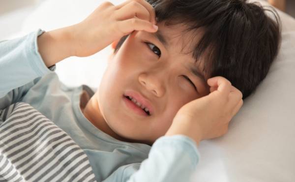 頻繁におこなうまばたき！子どものチックの対応方法や受診の目安とは
