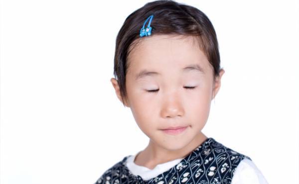 頻繁におこなうまばたき！子どものチックの対応方法や受診の目安とは
