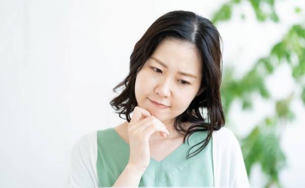 頻繁におこなうまばたき！子どものチックの対応方法や受診の目安とは