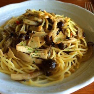 パスタもサラダも瞬時にデリ風。旬の「きのこソテー」が万能すぎる！！