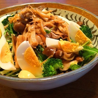 パスタもサラダも瞬時にデリ風。旬の「きのこソテー」が万能すぎる！！